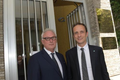 Il governatore FVG, Massimiliano Fedriga (a dx), con l'ambasciatore sloveno in Italia, Bogdan Benko, in occasione dell'inaugurazione della nuova sede del consolato generale della Slovenia a Trieste
